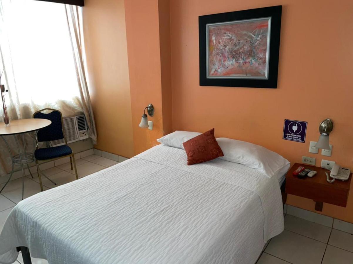 Tropical Inn Hotel Гуаякуил Екстериор снимка