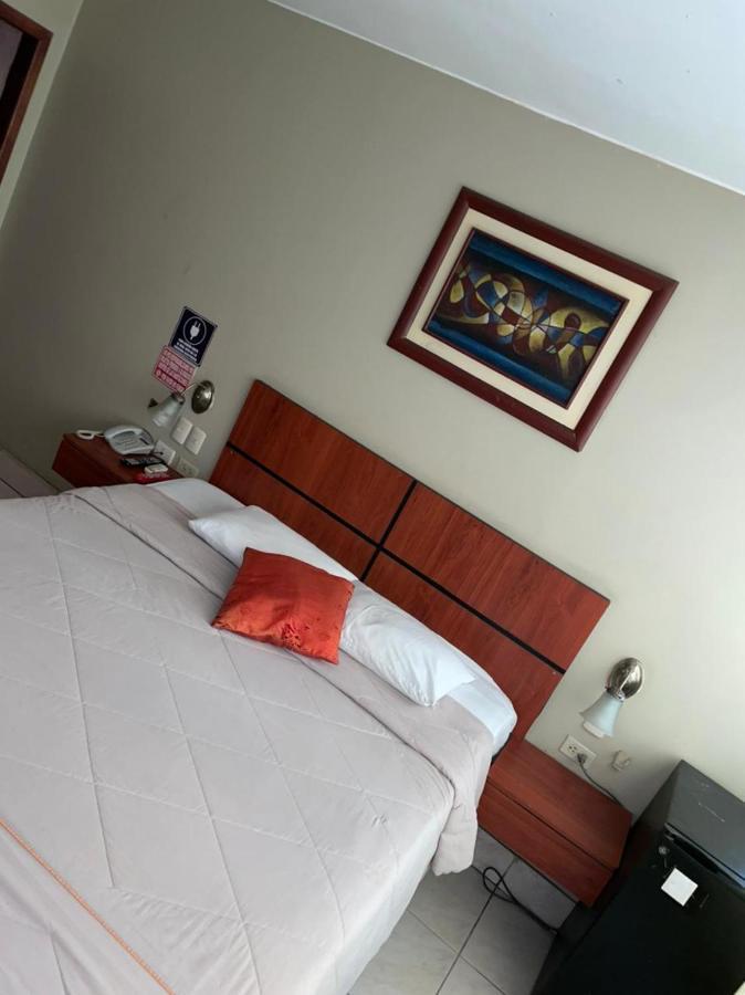 Tropical Inn Hotel Гуаякуил Екстериор снимка