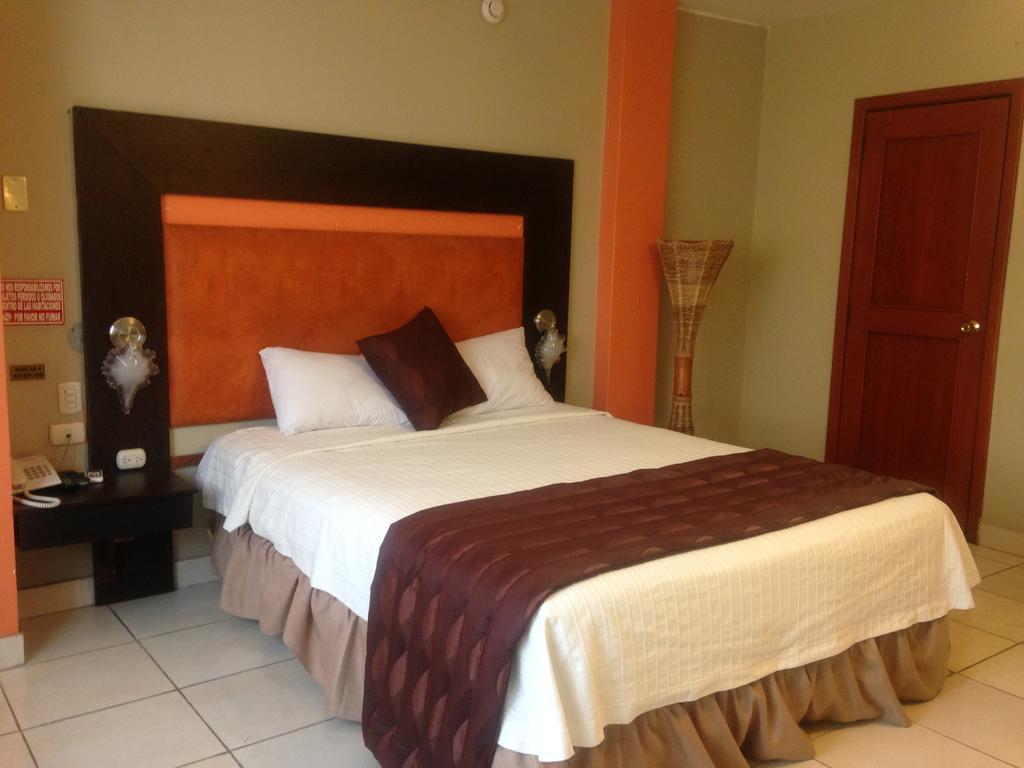 Tropical Inn Hotel Гуаякуил Екстериор снимка