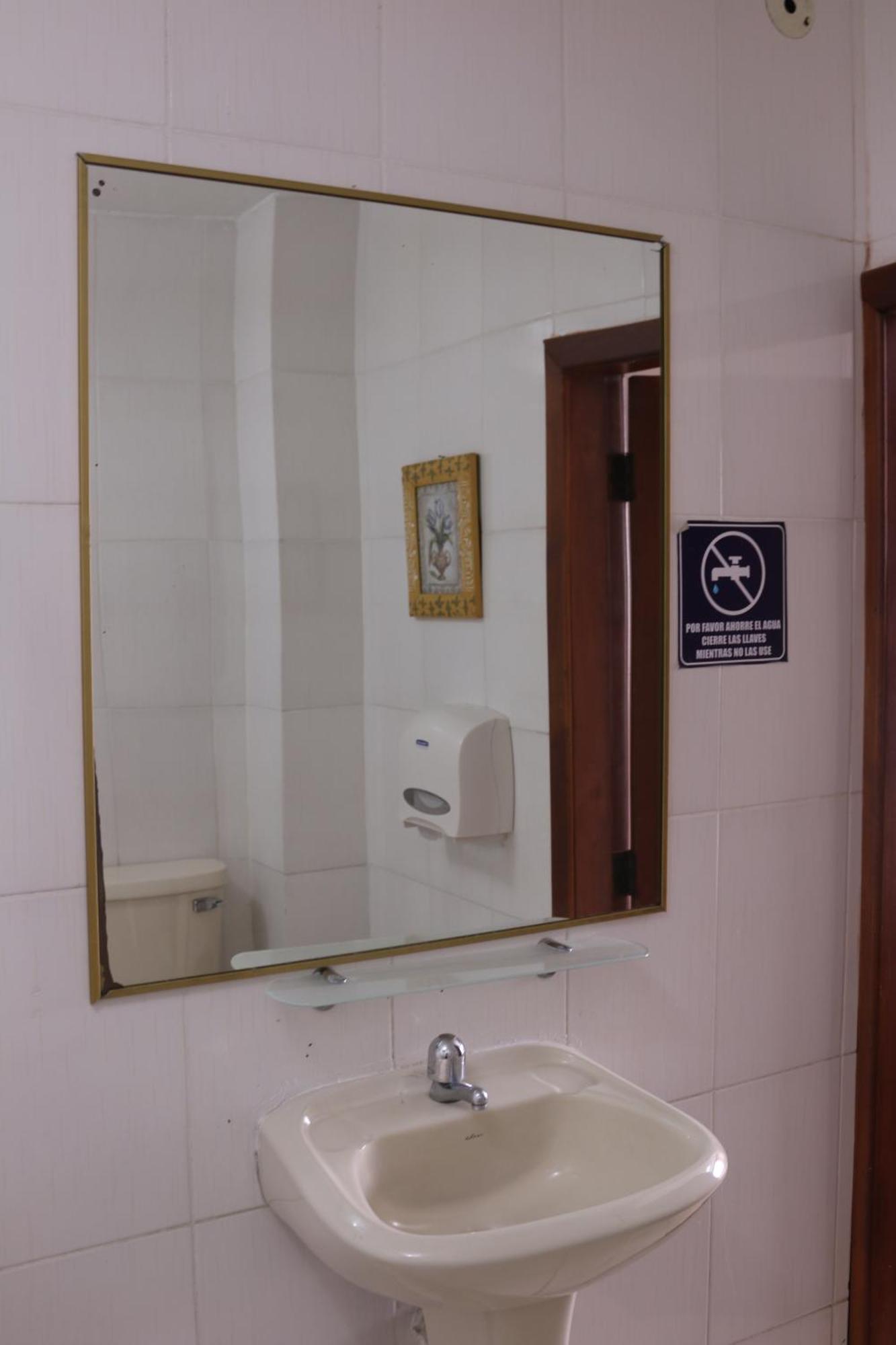 Tropical Inn Hotel Гуаякуил Екстериор снимка