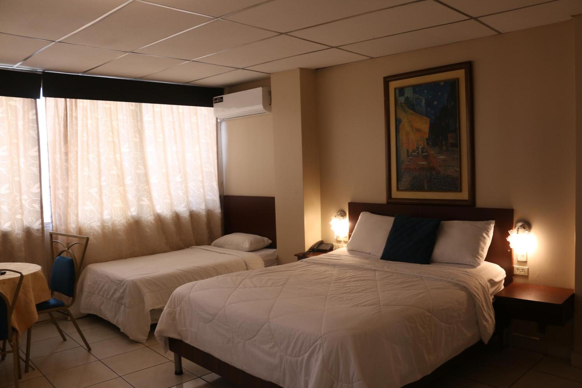 Tropical Inn Hotel Гуаякуил Екстериор снимка