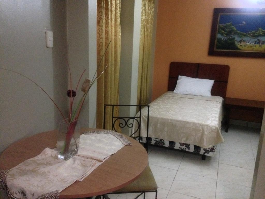 Tropical Inn Hotel Гуаякуил Екстериор снимка
