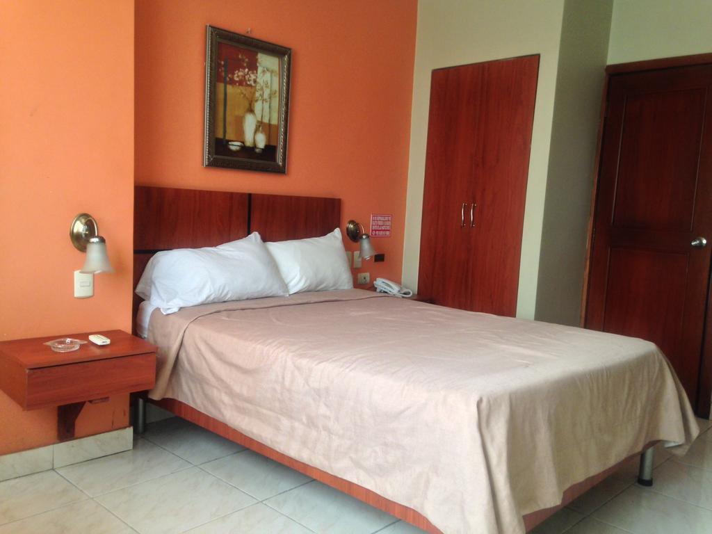 Tropical Inn Hotel Гуаякуил Стая снимка