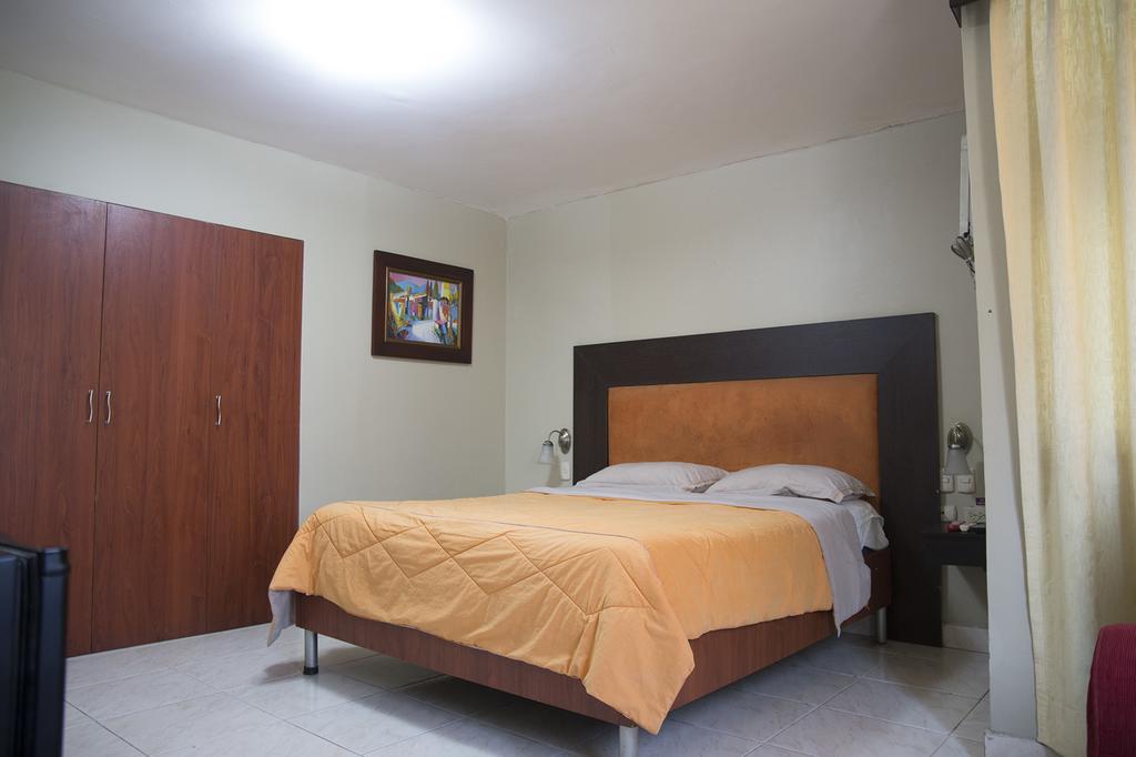 Tropical Inn Hotel Гуаякуил Екстериор снимка