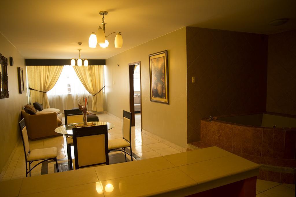 Tropical Inn Hotel Гуаякуил Екстериор снимка