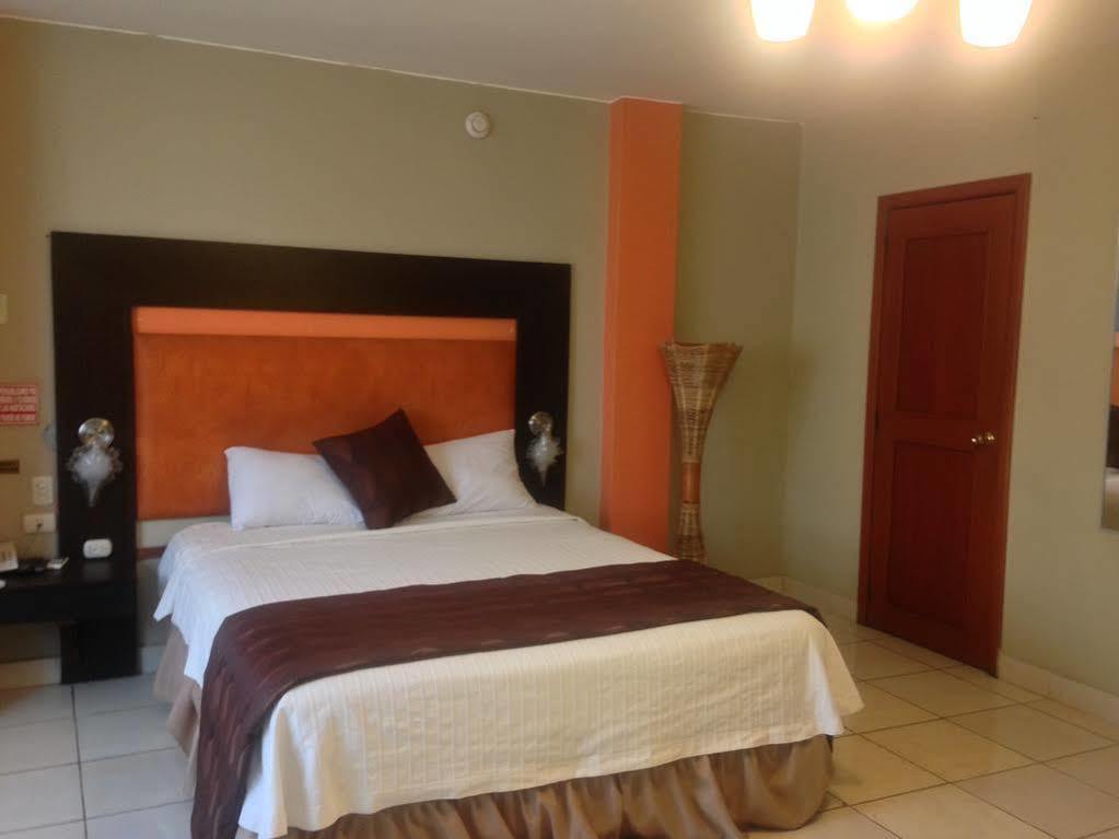 Tropical Inn Hotel Гуаякуил Екстериор снимка